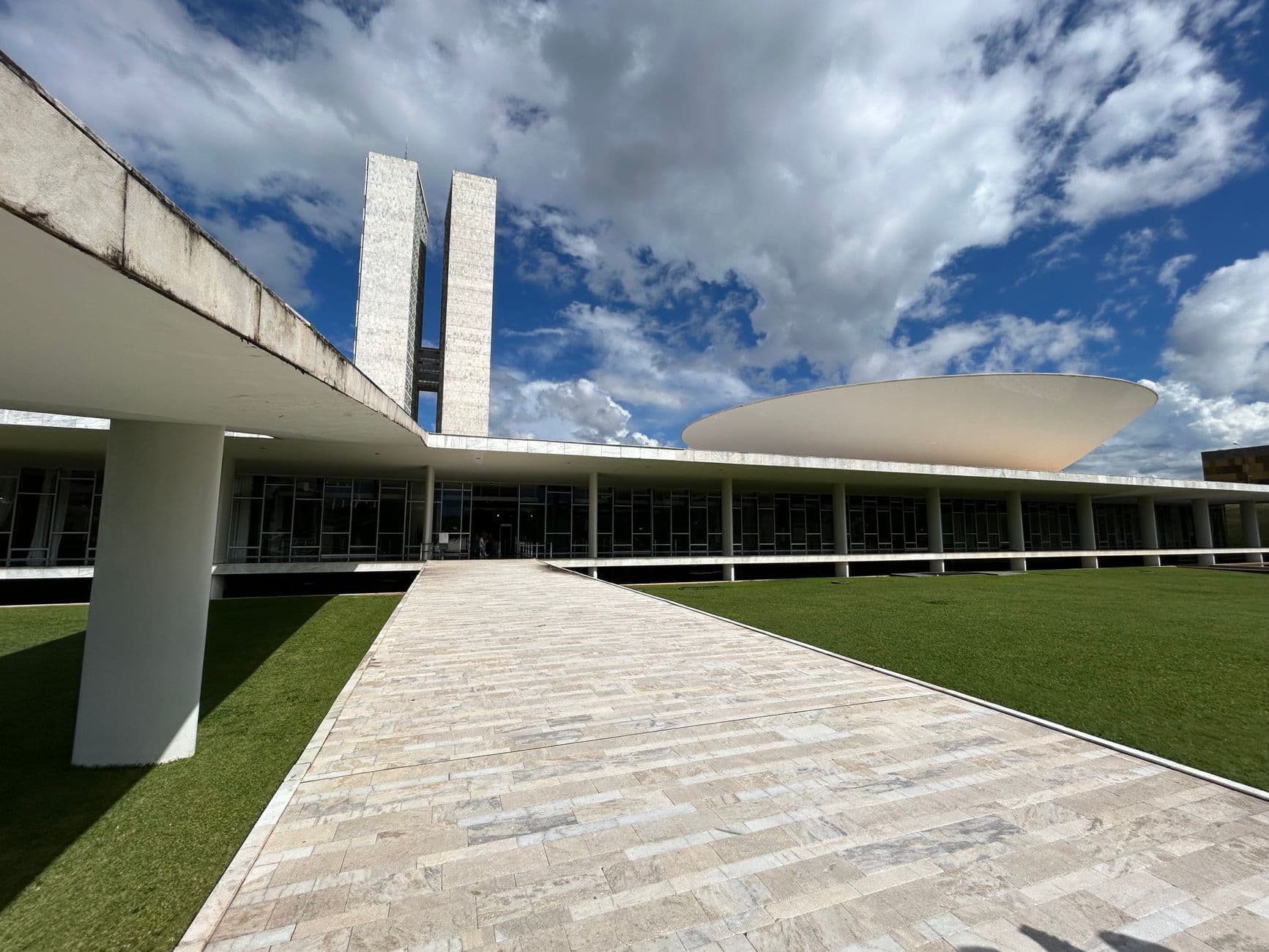 Flávio Bolsonaro admite erro ao encontrar Vorcaro preso: o que isso revela sobre a crise interna do PL